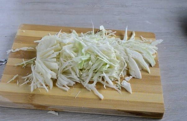 Тушеная капуста с мясом и томатной пастой на сковороде Тушеная капуста с мясом и томатной пастой на сковороде