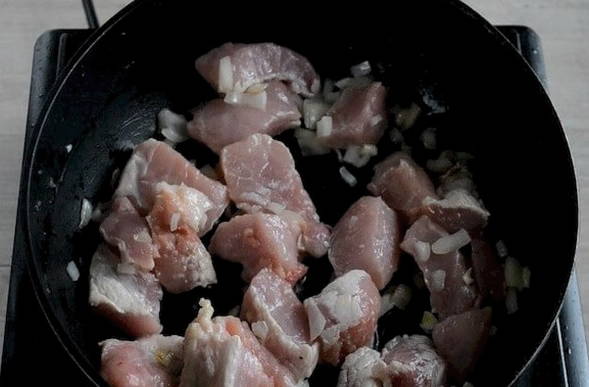 Тушеная капуста с мясом и томатной пастой на сковороде Тушеная капуста с мясом и томатной пастой на сковороде