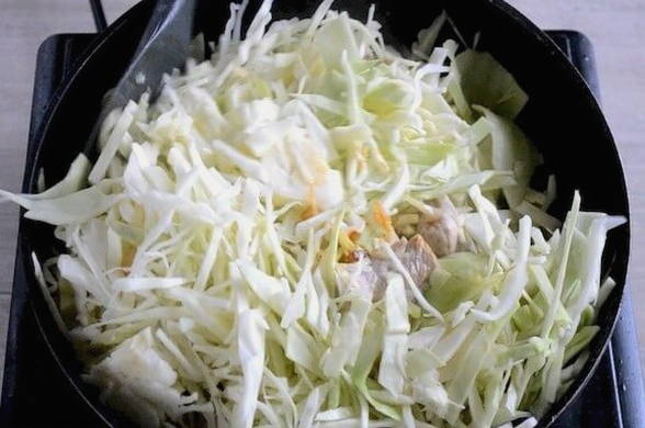Тушеная капуста с мясом и томатной пастой на сковороде Тушеная капуста с мясом и томатной пастой на сковороде