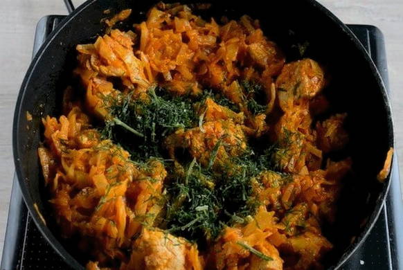 Тушеная капуста с мясом и томатной пастой на сковороде Тушеная капуста с мясом и томатной пастой на сковороде