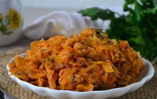 Тушеная капуста с мясом и томатной пастой на сковороде Тушеная капуста с мясом и томатной пастой на сковороде