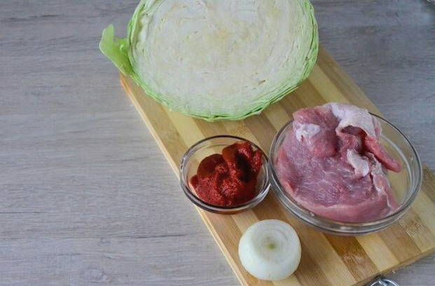 Тушеная капуста с мясом и томатной пастой на сковороде Тушеная капуста с мясом и томатной пастой на сковороде