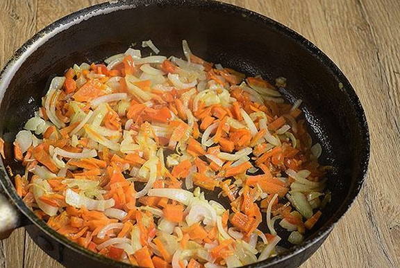Тушеная капуста с колбасой на сковороде