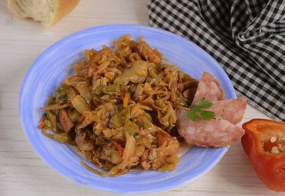 Тушеная капуста с колбасой на сковороде