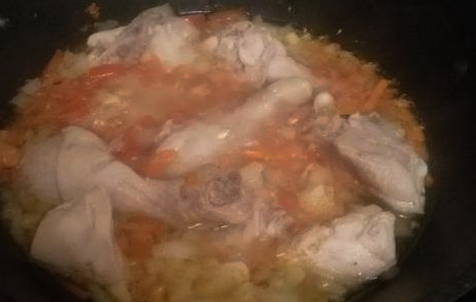 Тушеная капуста с курицей в казане Тушеная капуста с курицей в казане