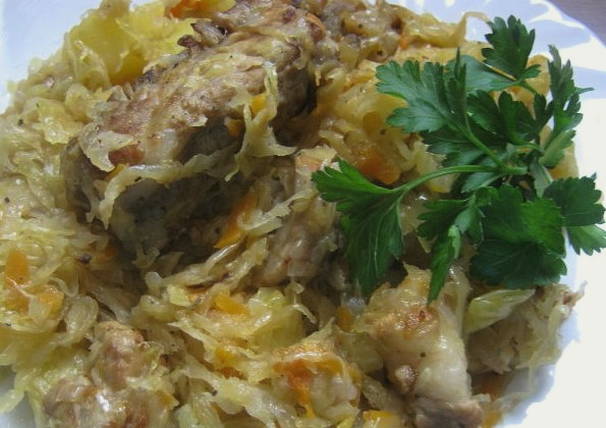 Тушеная капуста с картошкой и мясом в казане