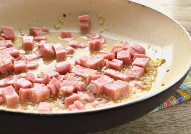 Макароны по-флотски с колбасой Макароны по-флотски с колбасой