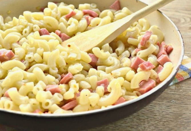 Макароны по-флотски с колбасой Макароны по-флотски с колбасой