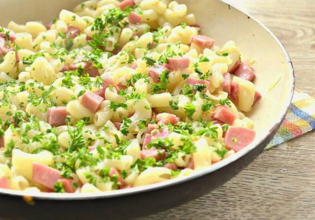 Макароны по-флотски с колбасой Макароны по-флотски с колбасой