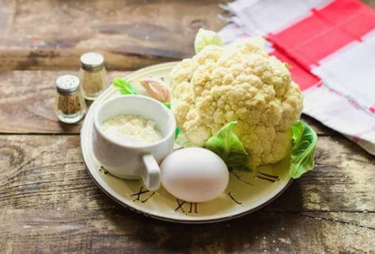 Цветная капуста в кляре с яйцом на сковороде