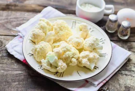 Цветная капуста в кляре с яйцом на сковороде