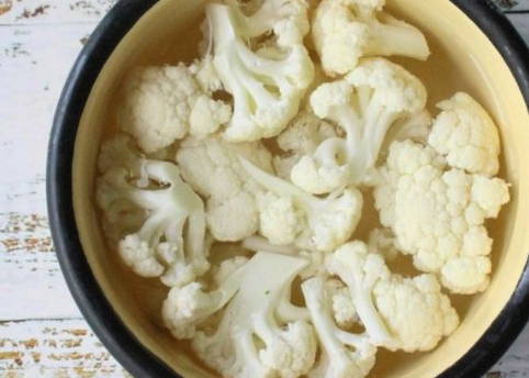 Цветная капуста с чесноком в кляре с хрустящей корочкой на сковороде