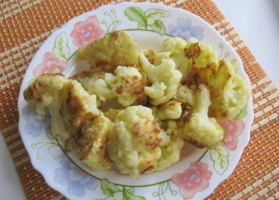 Цветная капуста в кляре с яйцом и мукой на сковороде