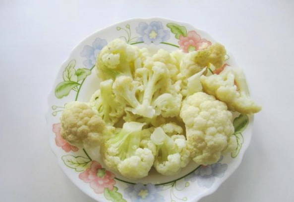 Цветная капуста в кляре с яйцом и мукой на сковороде Цветная капуста в кляре с яйцом и мукой на сковороде