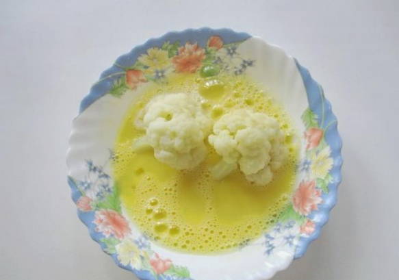 Цветная капуста в кляре с яйцом и мукой на сковороде Цветная капуста в кляре с яйцом и мукой на сковороде