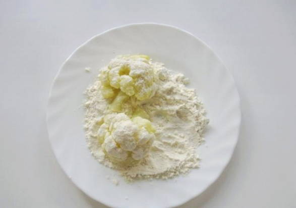 Цветная капуста в кляре с яйцом и мукой на сковороде Цветная капуста в кляре с яйцом и мукой на сковороде