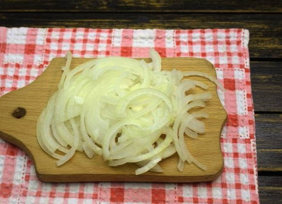 Классический бефстроганов из говядины со сливками на сковороде