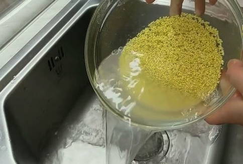 Пшенная каша с тыквой в кастрюле на газовой плите Пшенная каша с тыквой в кастрюле на газовой плите