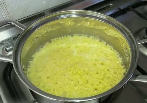 Пшенная каша с тыквой в кастрюле на газовой плите Пшенная каша с тыквой в кастрюле на газовой плите