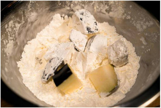 Салат с хрустящими баклажанами, помидорами и сливочным сыром