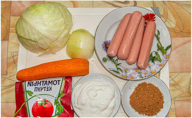 Классическая тушеная капуста с сосисками на сковороде Классическая тушеная капуста с сосисками на сковороде