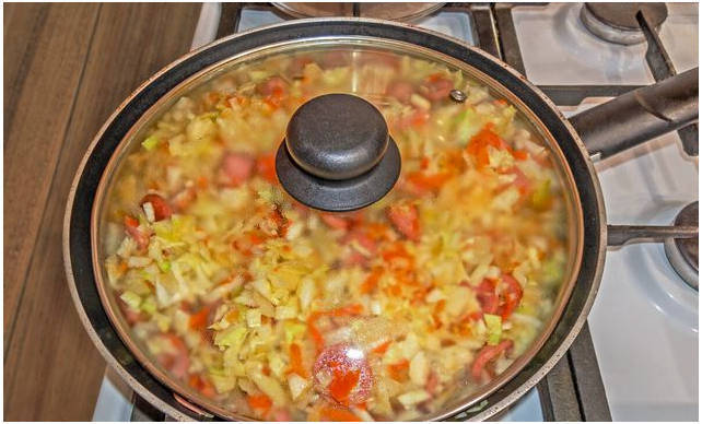 Классическая тушеная капуста с сосисками на сковороде Классическая тушеная капуста с сосисками на сковороде