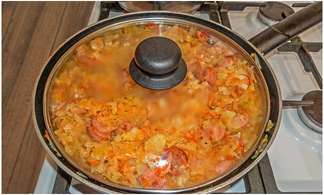 Классическая тушеная капуста с сосисками на сковороде Классическая тушеная капуста с сосисками на сковороде