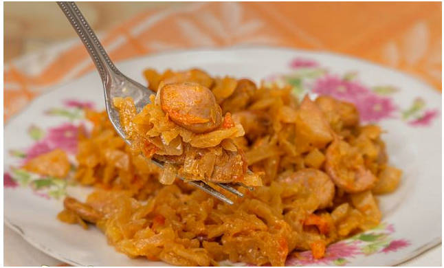 Классическая тушеная капуста с сосисками на сковороде Классическая тушеная капуста с сосисками на сковороде