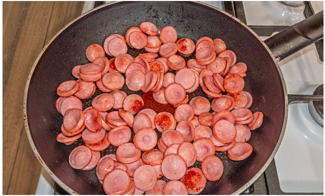 Классическая тушеная капуста с сосисками на сковороде Классическая тушеная капуста с сосисками на сковороде
