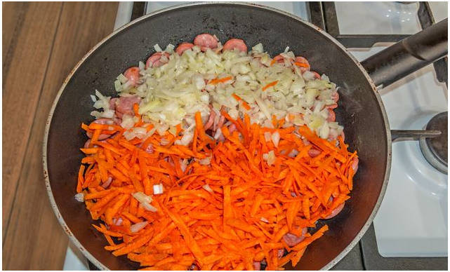 Классическая тушеная капуста с сосисками на сковороде Классическая тушеная капуста с сосисками на сковороде