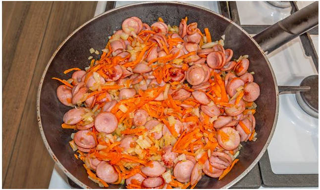Классическая тушеная капуста с сосисками на сковороде Классическая тушеная капуста с сосисками на сковороде