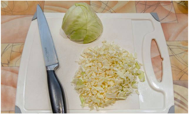 Классическая тушеная капуста с сосисками на сковороде Классическая тушеная капуста с сосисками на сковороде