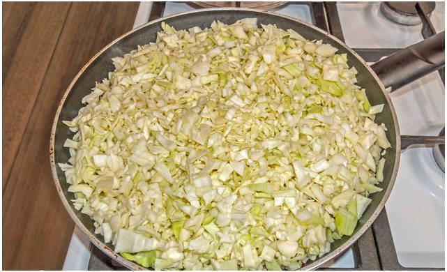 Классическая тушеная капуста с сосисками на сковороде Классическая тушеная капуста с сосисками на сковороде