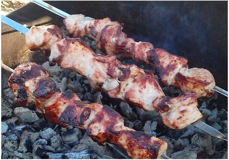 Маринад с минеральной водой и луком для шашлыка из свинины