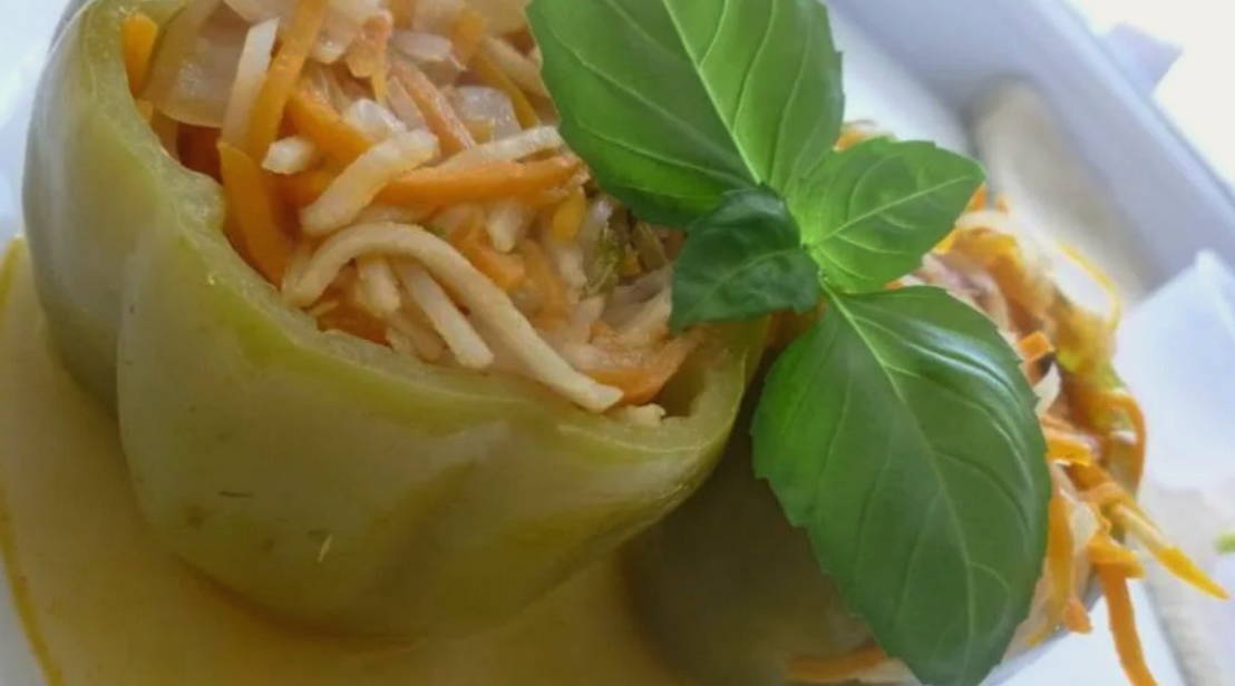 Фаршированные перцы овощами в кастрюле