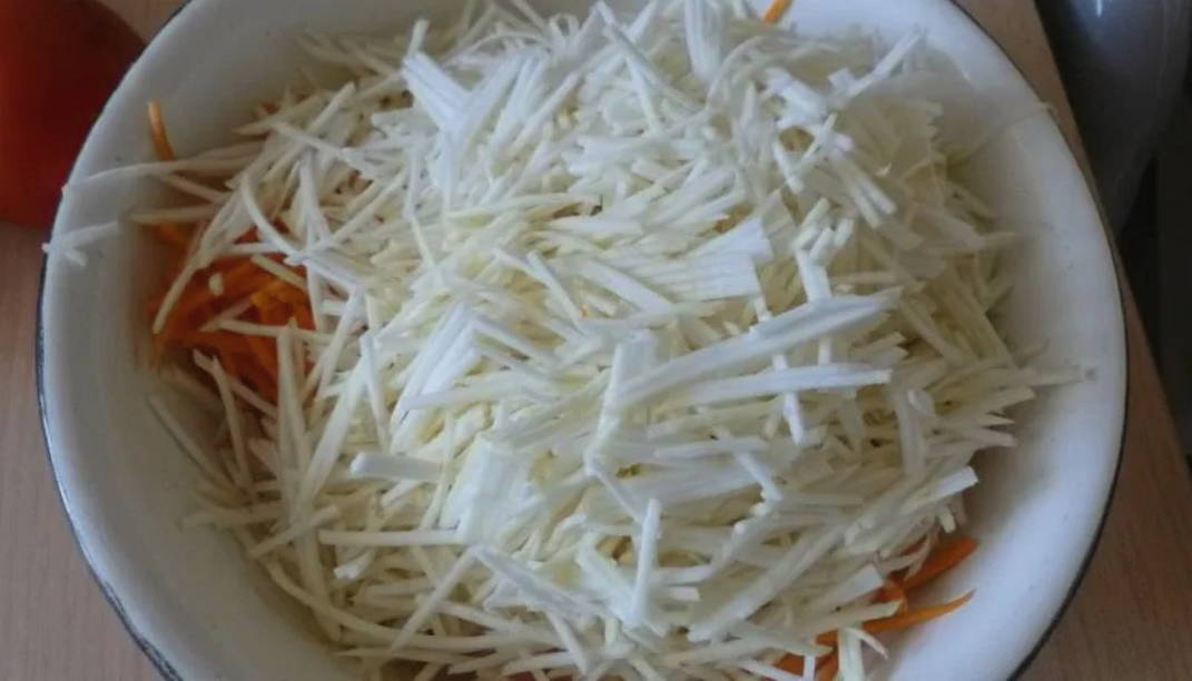Фаршированные перцы овощами в кастрюле