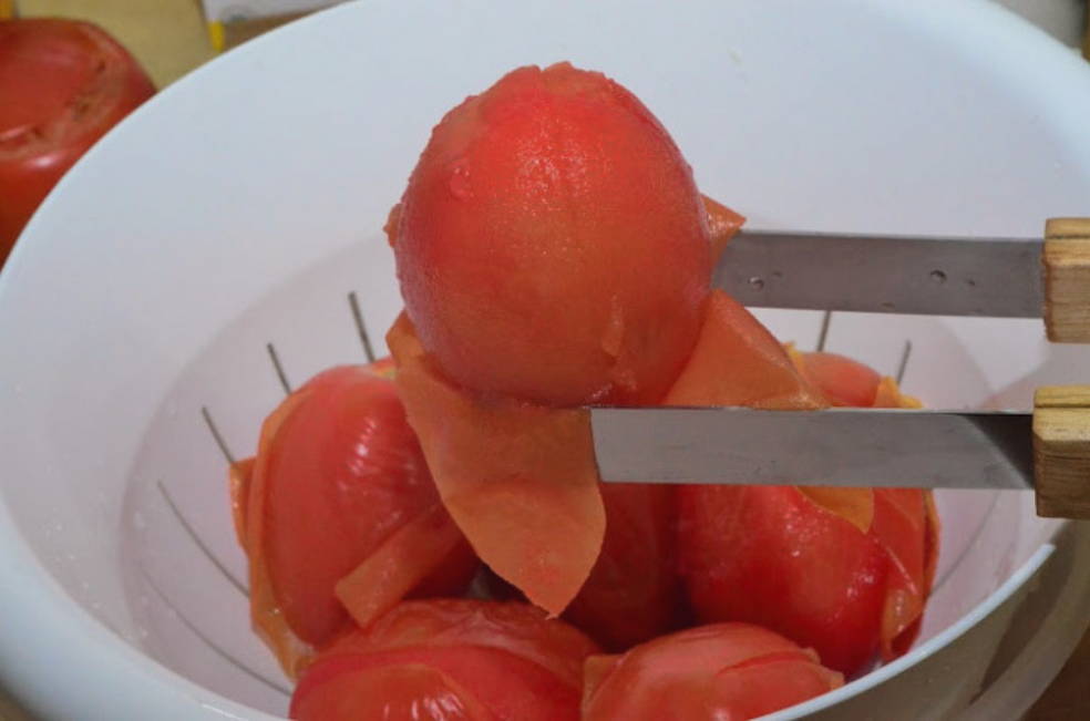 Фаршированные перцы овощами в кастрюле