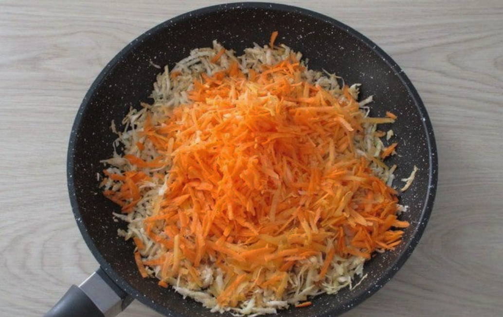 Фаршированные перцы овощами в кастрюле
