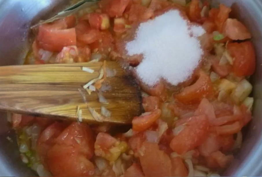 Фаршированные перцы овощами в кастрюле