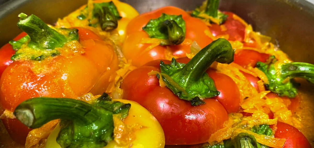 Фаршированные перцы овощами в кастрюле