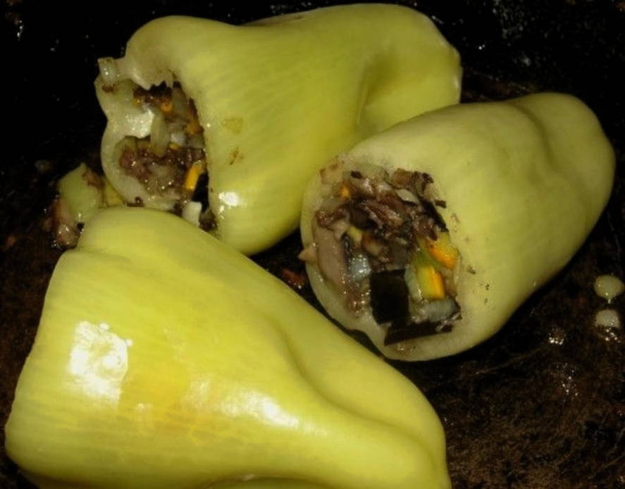 Перец, фаршированный грибами и овощами