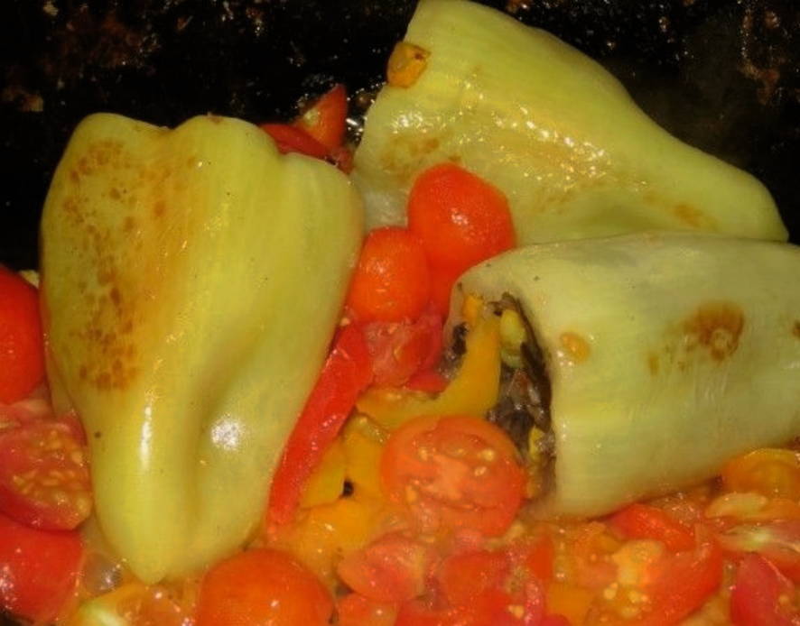 Перец, фаршированный грибами и овощами