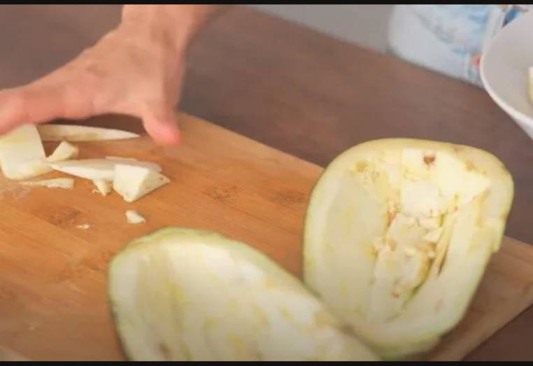 Лодочки из баклажанов с помидорами, сыром и чесноком в духовке