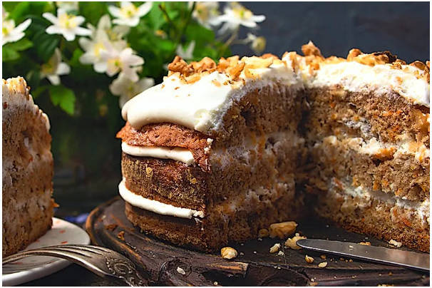 Морковный торт со сметанным кремом и грецкими орехами