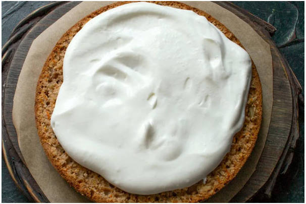 Морковный торт со сметанным кремом и грецкими орехами Морковный торт со сметанным кремом и грецкими орехами