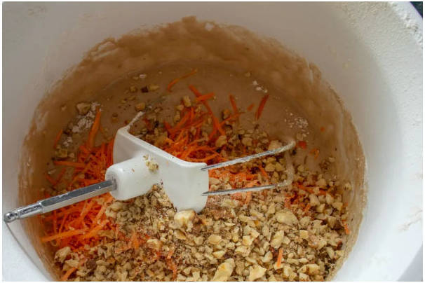 Морковный торт со сметанным кремом и грецкими орехами Морковный торт со сметанным кремом и грецкими орехами