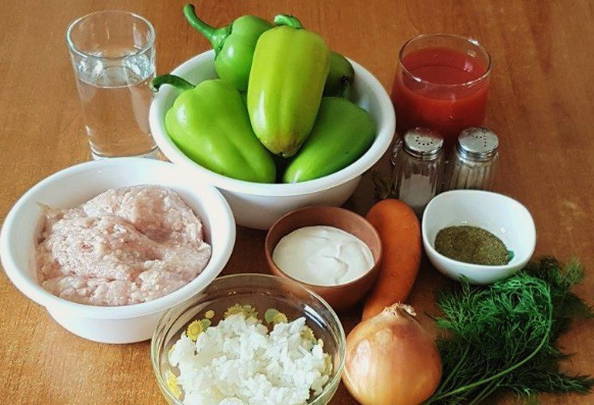 Классический фаршированный перец мясом и рисом с подливкой в кастрюле