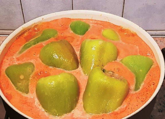 Классический фаршированный перец мясом и рисом с подливкой в кастрюле