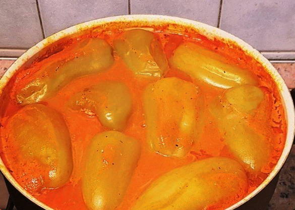 Классический фаршированный перец мясом и рисом с подливкой в кастрюле