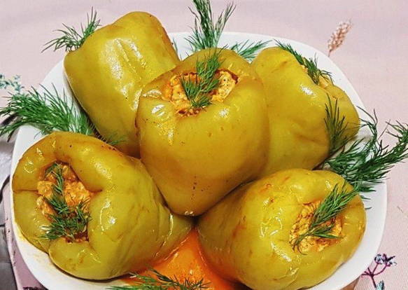 Классический фаршированный перец мясом и рисом с подливкой в кастрюле